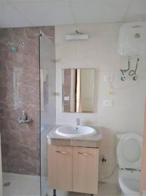 Top Luxury & Couple Friendly Stay Gp By Taj Suites & Studios #New Year Party & Stay Noida Exterior photo